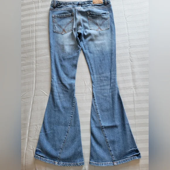 Size Small O'Neil Bellbottom Jeans. EUC. Like New. - Picture 2 of 7
